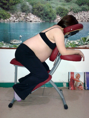Masajes para Embarazadas en silla especializada.